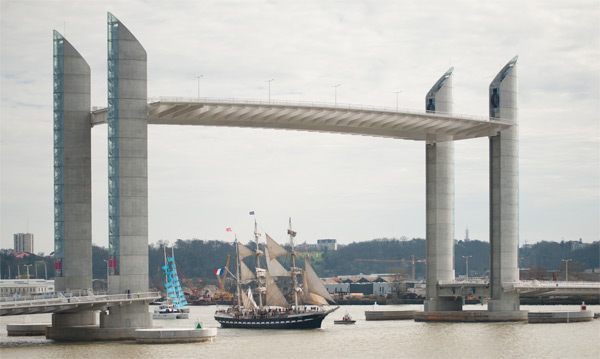 Un navire du XIXème siècle sous un pont futuriste