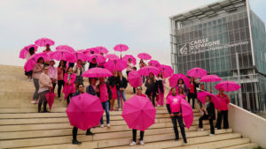 Collaborateurs Caisse d'Épargne Aquitaine Poitou-Charentes habillés en rose pour la marche Octobre rose