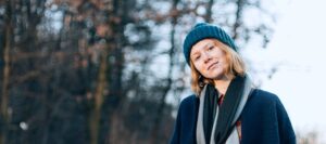Une femme fixant l'objectif